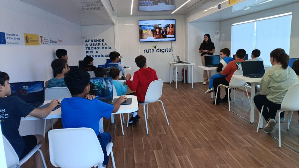 Participantes en el aula móvil de Santa Eulalia de Oscos