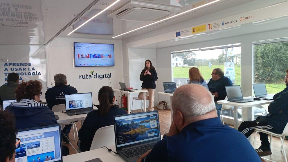 Vista aula movil cursos digitalizacion gratuitos